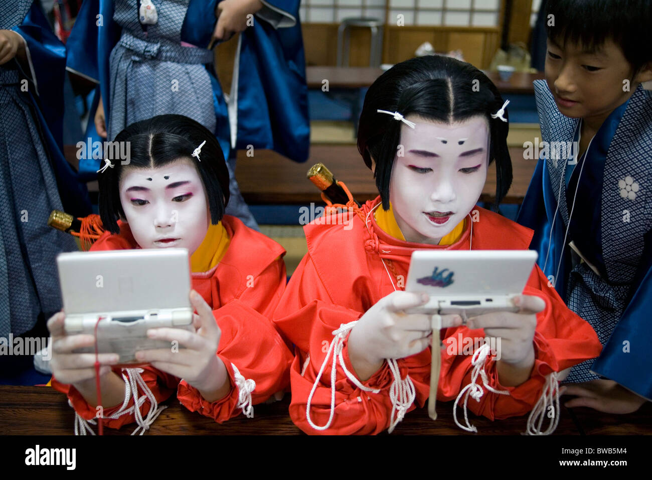 Jungen spielen elektronischer Spiele vor der Feier der Matsuri Festival in Kitano gemeinsam-gu-Schrein-Kyoto City, Japan. Stockfoto