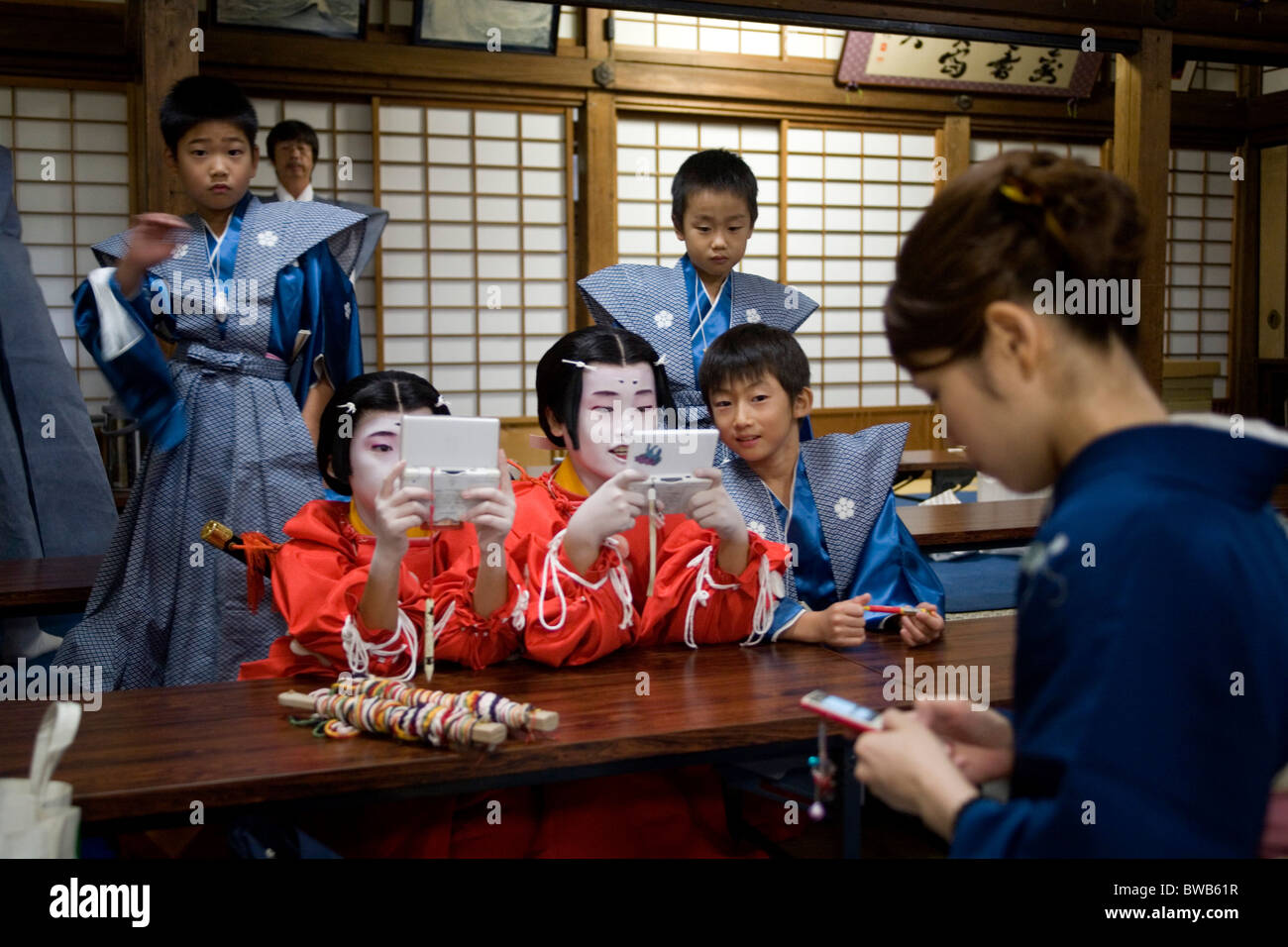 Kinder gekleidet in traditionellen japanischen Kleidung Nintendo spielen  bei Kitano gemeinsam-gu Schrein-Kyoto Japan Stockfotografie - Alamy