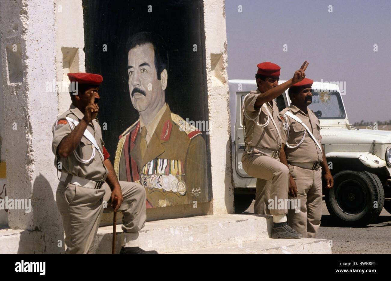 Südirak Baath Regime Checkpoint, irakische Sicherheit Dienstleistungen Gruß das Porträt des Präsidenten Saddam Hussein und Ba'ath Stockfoto