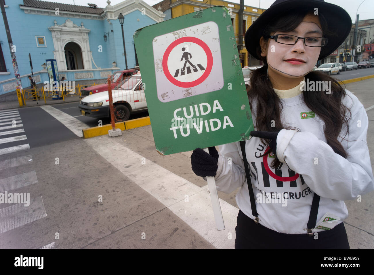 MIME als Kreuzung Wache um die Menschen zu gehen nur mit dem Licht, Lima, Peru Stockfoto