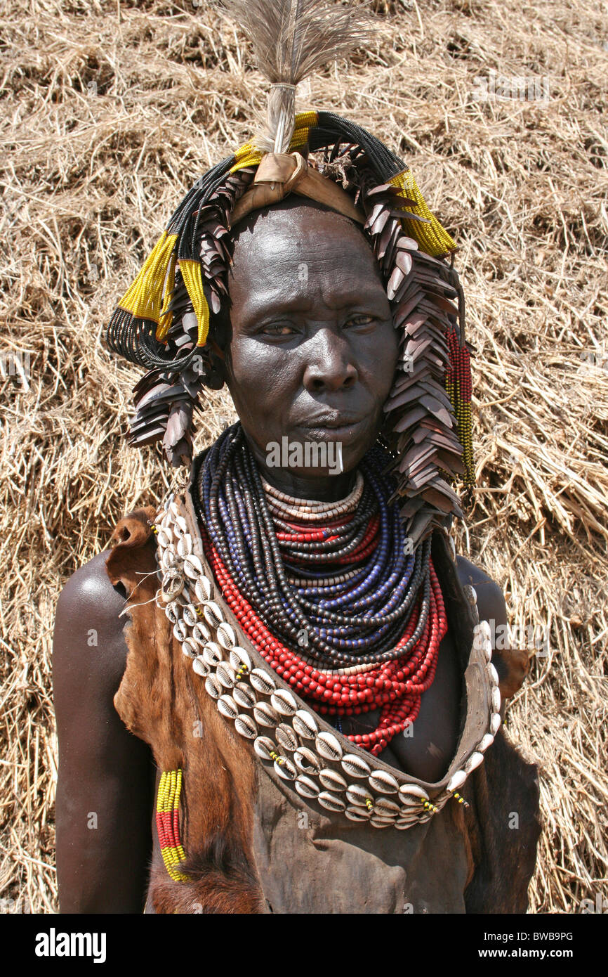 Ältere Karo Stamm Frau mit Perlenkette im Omo-Tal-Äthiopien Stockfoto