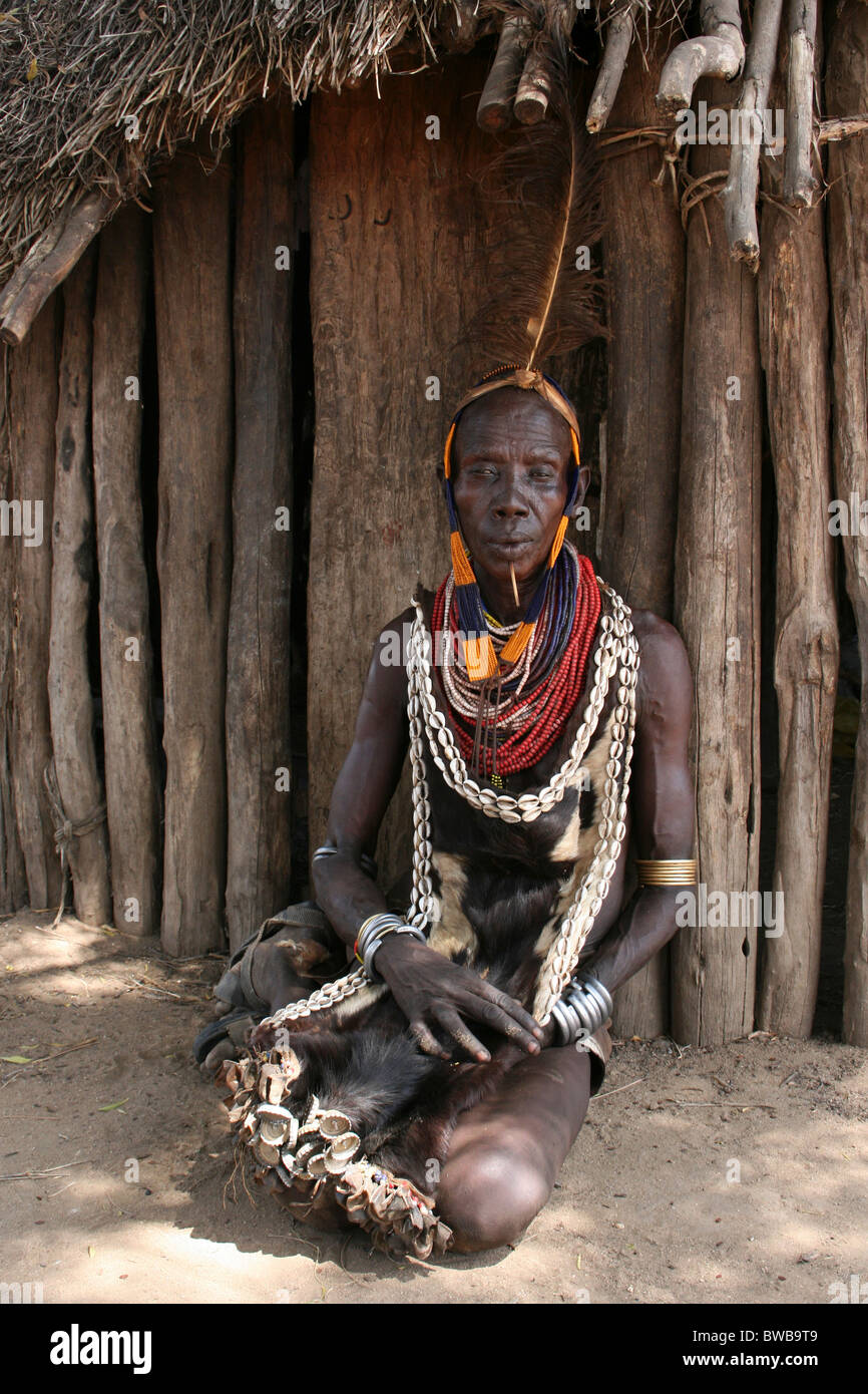 Ältere Karo Stamm Frau sitzt neben Hütte im Omo-Tal-Äthiopien Stockfoto