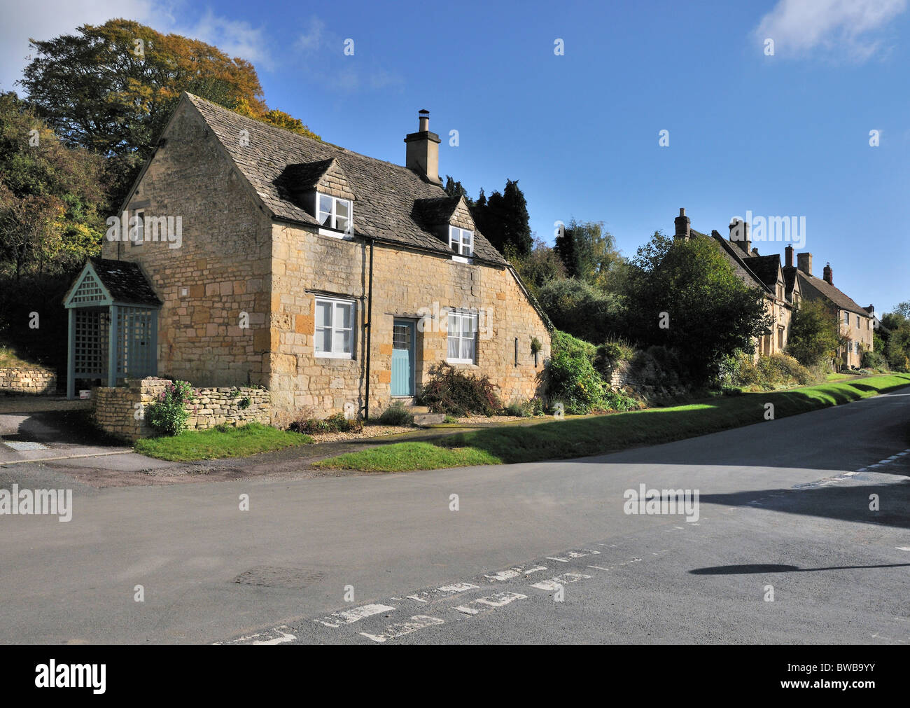 Die Hauptstraße in Whittington, Gloucestershire, UK Stockfoto