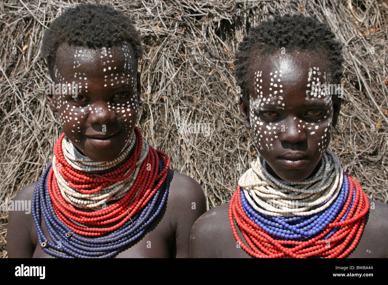 Karo-Stamm Mädchen mit aufgemalten Gesichtern Stockfoto