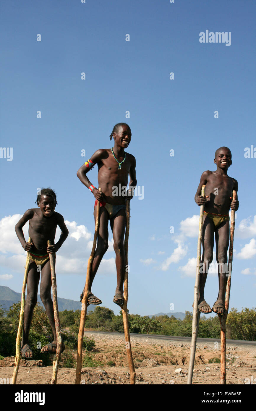 Die Jungen der Banna Stamm auf Stelzen, nr Key Afer, Omo Valley, Äthiopien Stockfoto