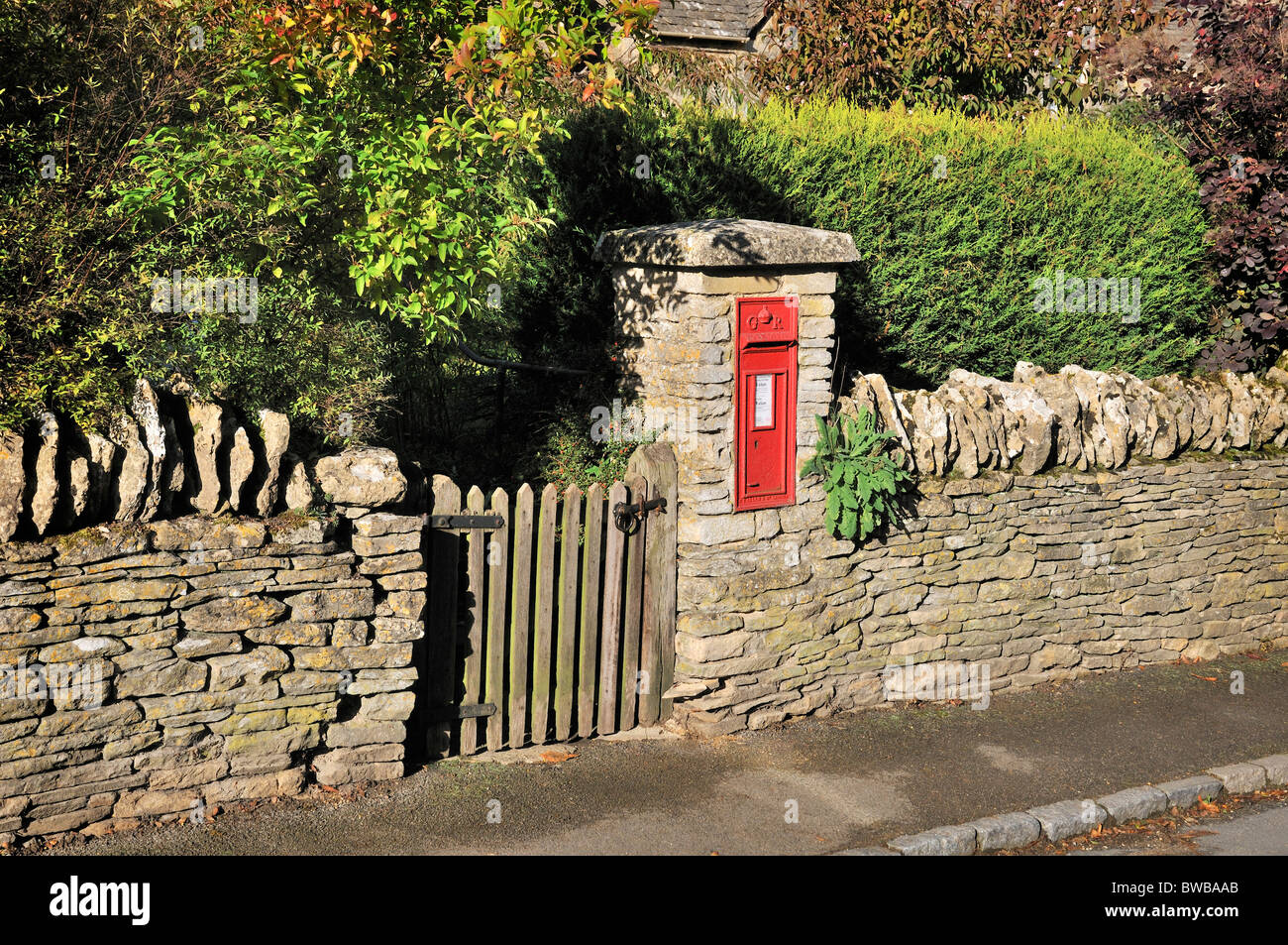 Eine typische ländliche Briefkasten im unteren Schlachtung, England, UK Stockfoto