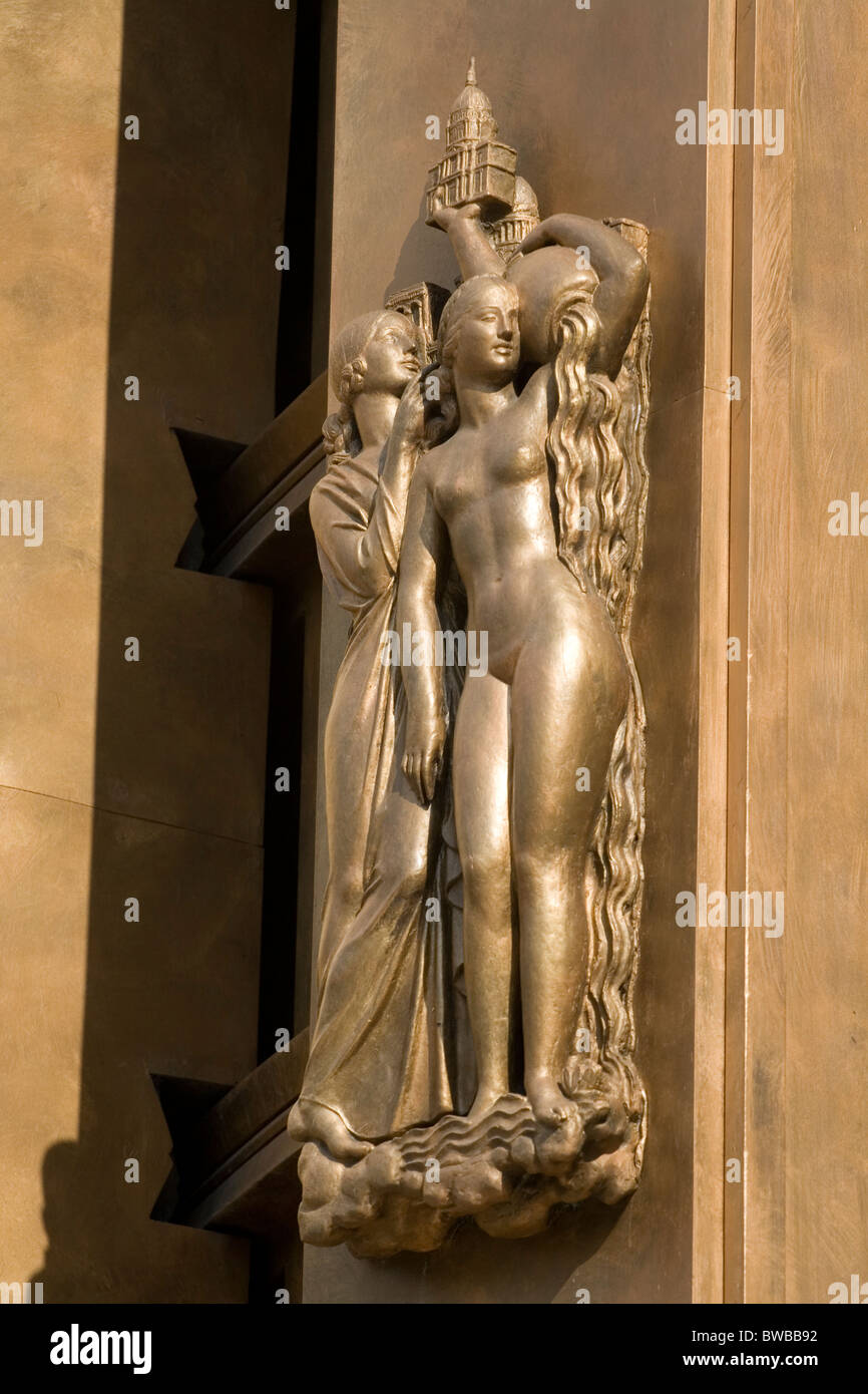 hölzernes Schnitzen im Musée d ' Art Moderne De La Ville de Paris Stockfoto