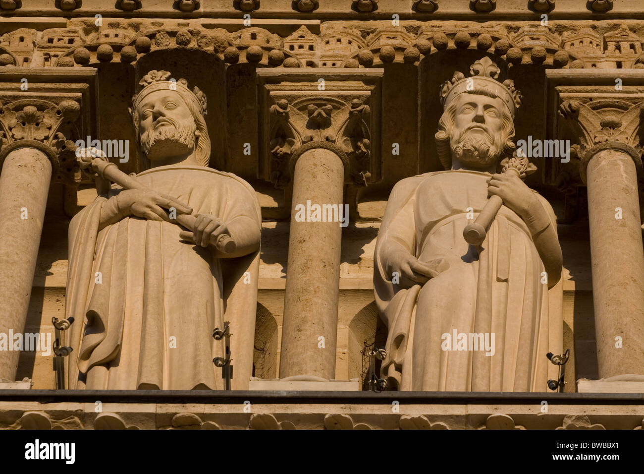 Biblischen Statuen auf den Portalen der Westfassade der Kathedrale Notre-Dame Stockfoto