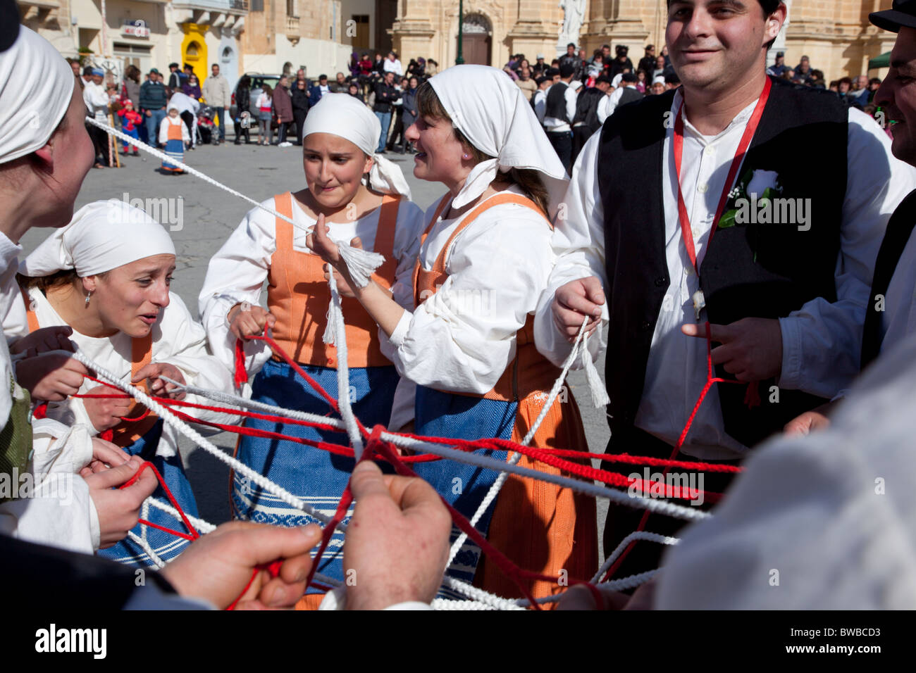 Teilnehmenden Paare, die Durchführung einer mittelalterlichen Tanz der Liebe, Fröhlichkeit und Aufstand während des Karnevals in Gozo in Malta. Stockfoto