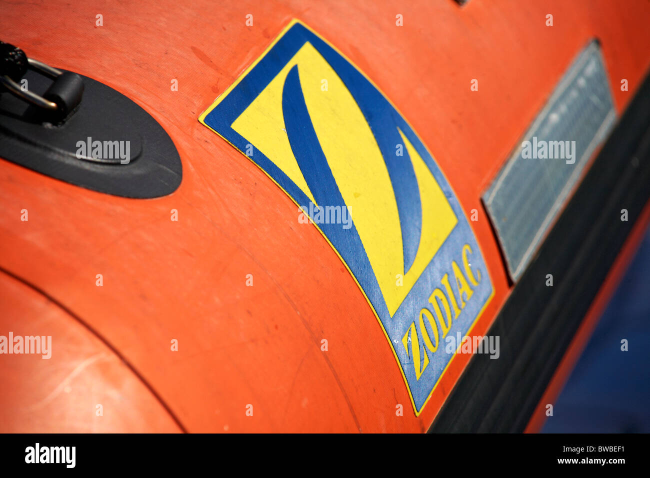 Nahaufnahme von Zodiac Symbol auf orange lebensrettende Beiboot an Bord der Fähre Stockfoto