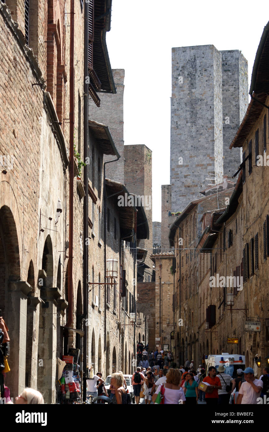 Touristen in der Via San Matteo in San Cimignano - Tuscany Stockfoto