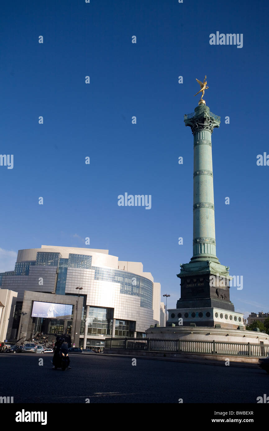 Die Opéra Bastille und die Juli-Spalte auf place De La Bastille Stockfoto