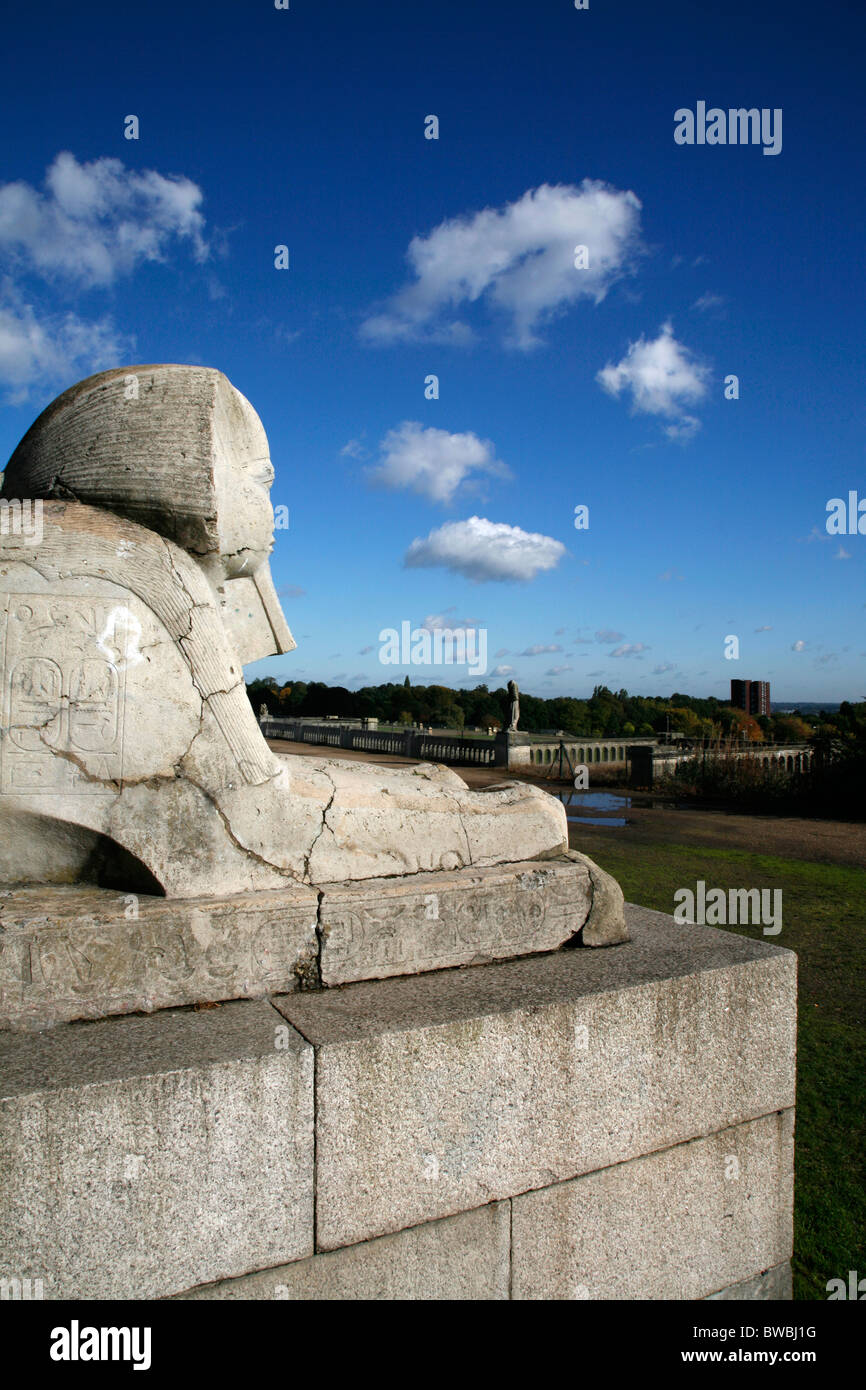 Stone Sphinx steht auf den Resten des alten Crystal Palace im Crystal Palace Park, Sydenham, London, UK Stockfoto