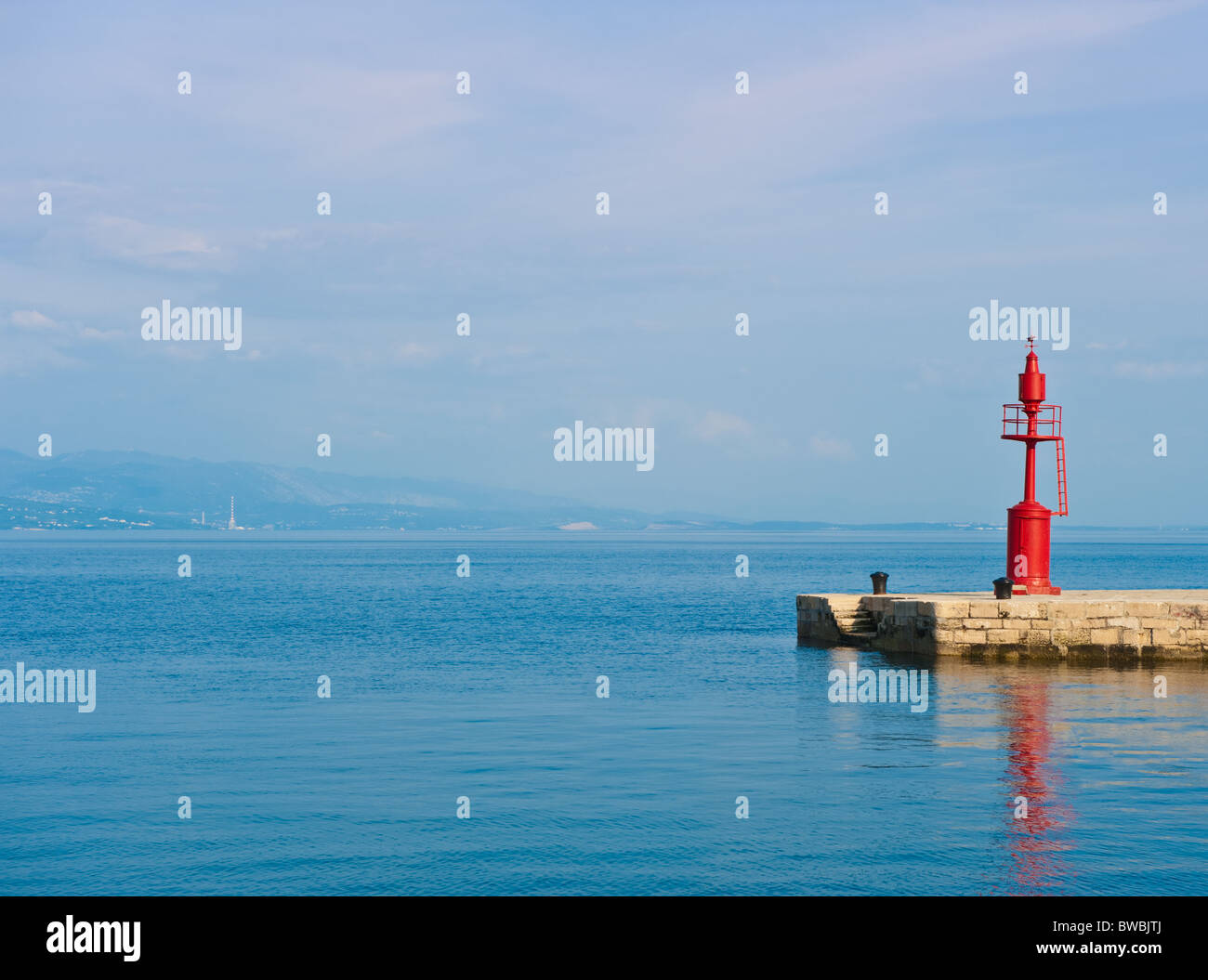 Pier im Adriatischen Meer. Blick vom Kai von Opatija, eine touristische Stadt an der kroatischen Küste. Beliebtes touristisches Ausflugsziel. Stockfoto