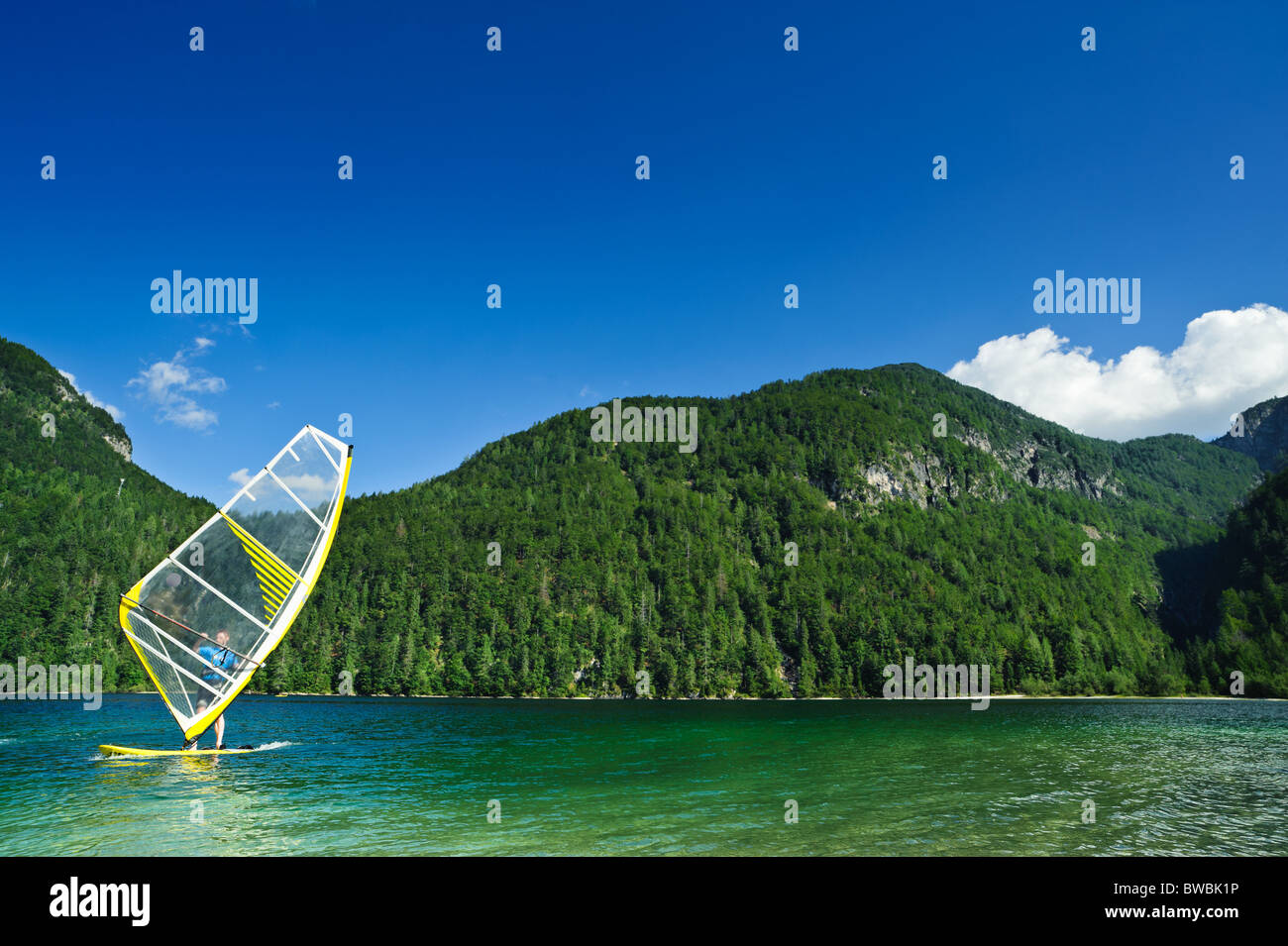 Windsurfer am Bergsee. Exemplar auf blauen Himmel. Stockfoto