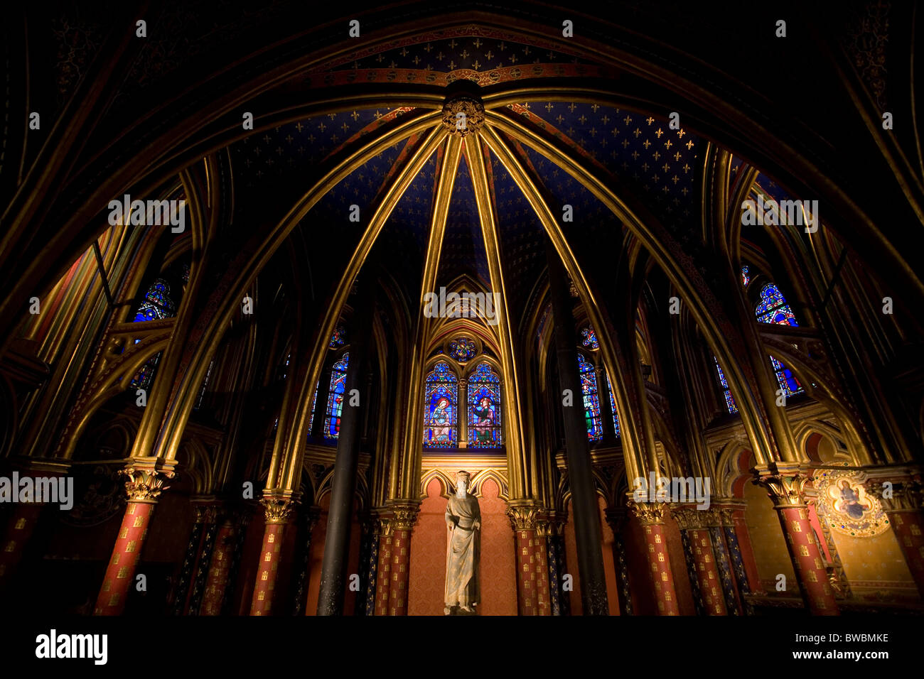 Gewölbte Decke gemalt und Glasfenster in Sainte-Chapelle Stockfoto