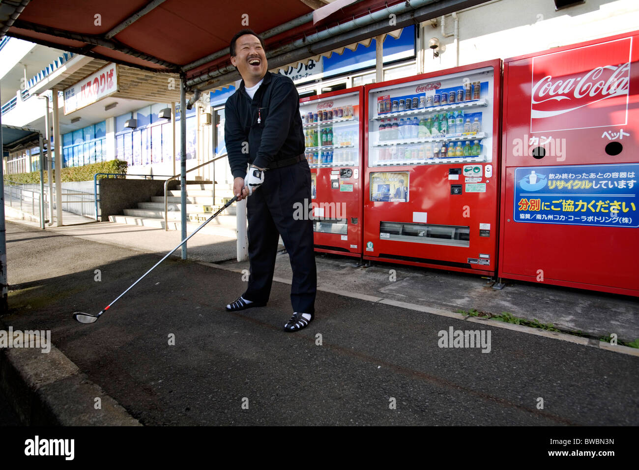 Mann Sport Golf auf der Straße, Beppu, Japan. Stockfoto