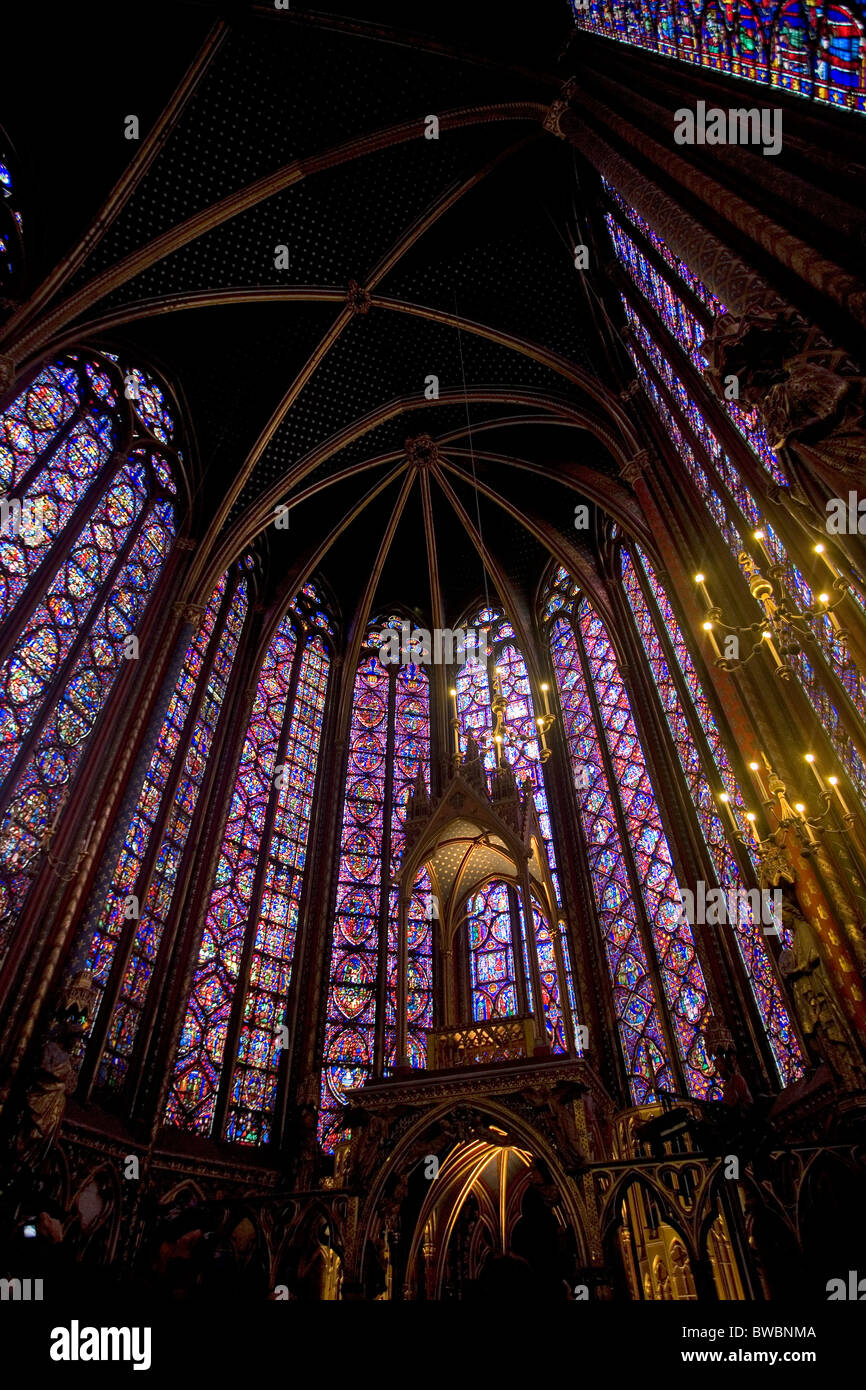 Gewölbte Decke und Buntglas Fenstern mit biblischen Szenen in Sainte-Chapelle Stockfoto