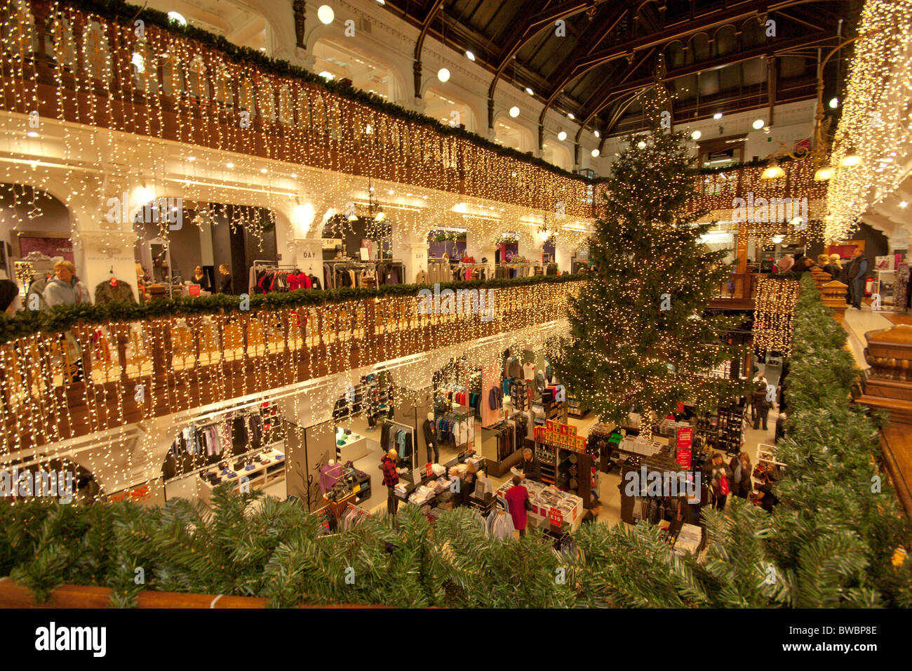 Jenners Weihnachtsbaum, festgelegt in der Haupthalle in Jenners Kaufhaus, Edinburgh, Schottland, UK, Europa Stockfoto