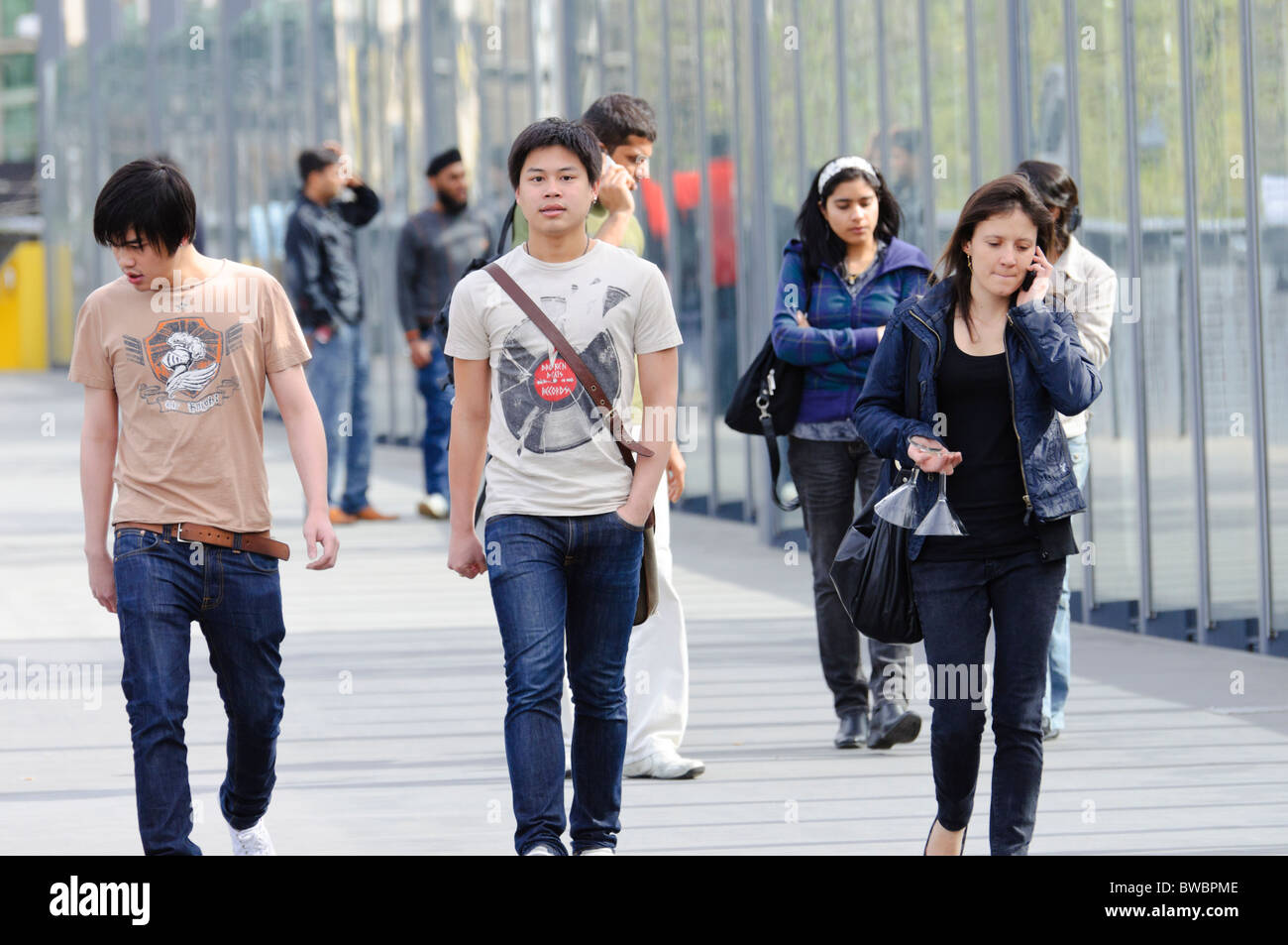 Ethnische Jugendliche zu Fuß.  Internationale Studierende, Migranten und/oder asiatisch-Australier. Stockfoto