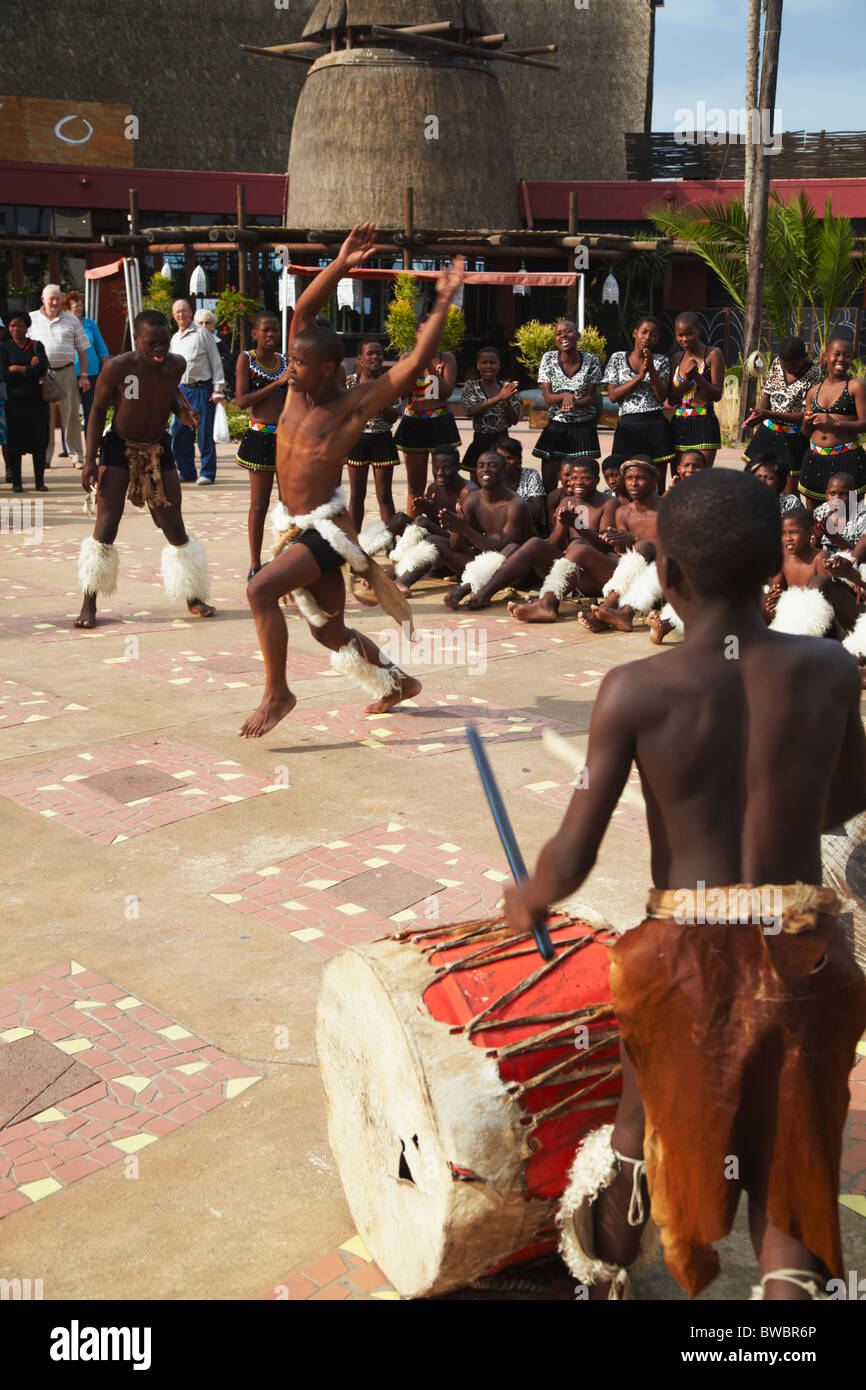 Gruppe darstellende traditionelle Zulu Tanz, uShaka Marine World, Durban, KwaZulu-Natal, Südafrika Stockfoto