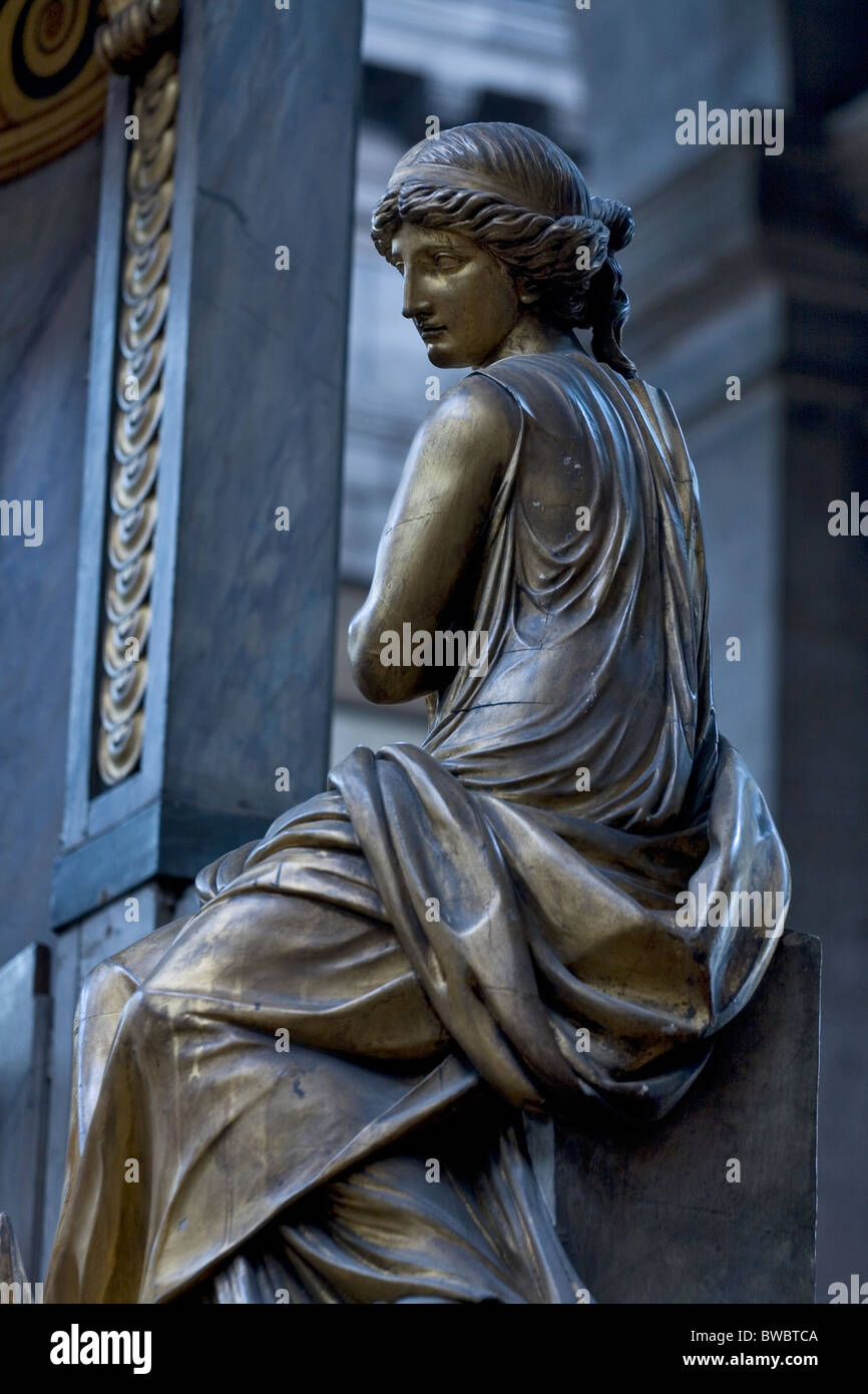 Statue in der Kirche St-Sulpice Stockfoto