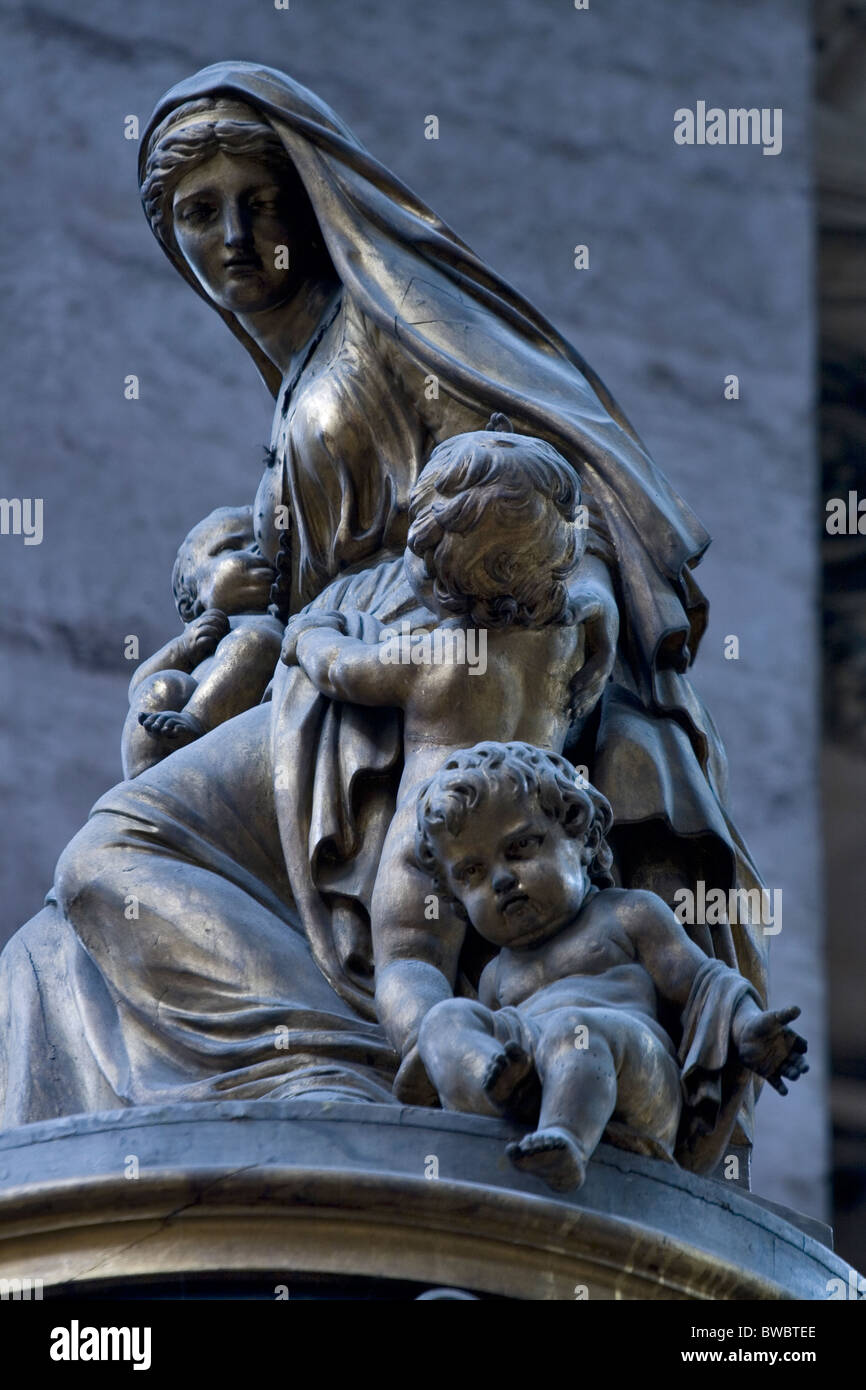 Skulptur in der Kirche St-Sulpice Stockfoto