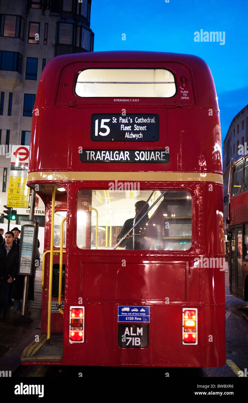 Rot Routemaster Bus Nr. 15 in Richtung Trafalgar Square. Stockfoto