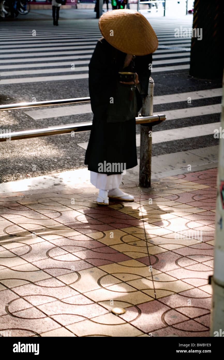 SOTO MÖNCH SAMMELN VON ALMOSEN IN DER STRAßE VON UENO TOKYO, JAPAN Stockfoto