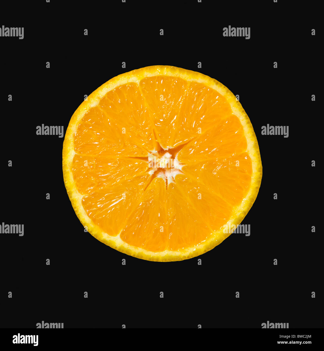 Lebensmittel, Obst, Orangen, eine Reife orange Schnitt in halben zeigt Kern und Segmente vor einem schwarzen Hintergrund. Stockfoto