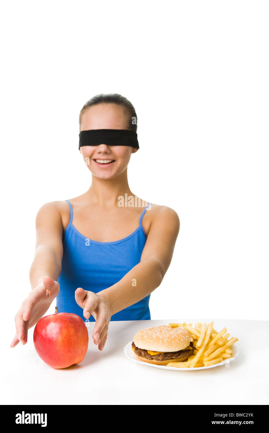 Porträt des jungen Mädchens in Augenbinde lieber frische und Reife Apfel statt Hamburger oder Pommes frites zu essen Stockfoto