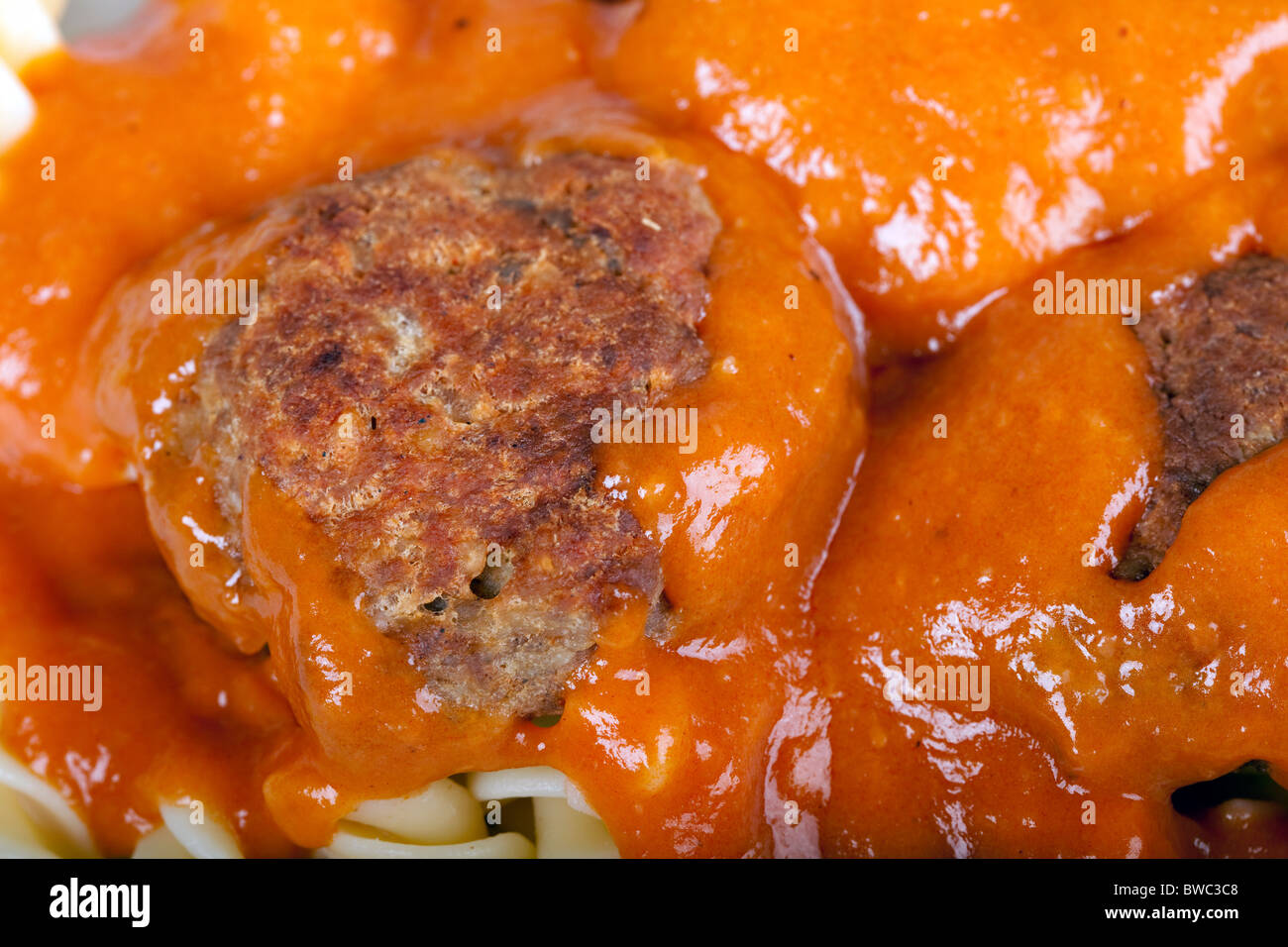 Fleischbällchen mit frischer Tomatensauce und fusilli Stockfoto