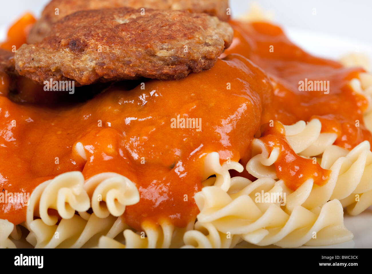 Fleischbällchen mit frischer Tomatensauce und fusilli Stockfoto
