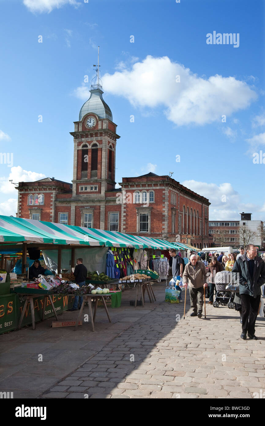 Chesterfields historischen open Air-Markt und Markthalle in Derbyshire Stockfoto