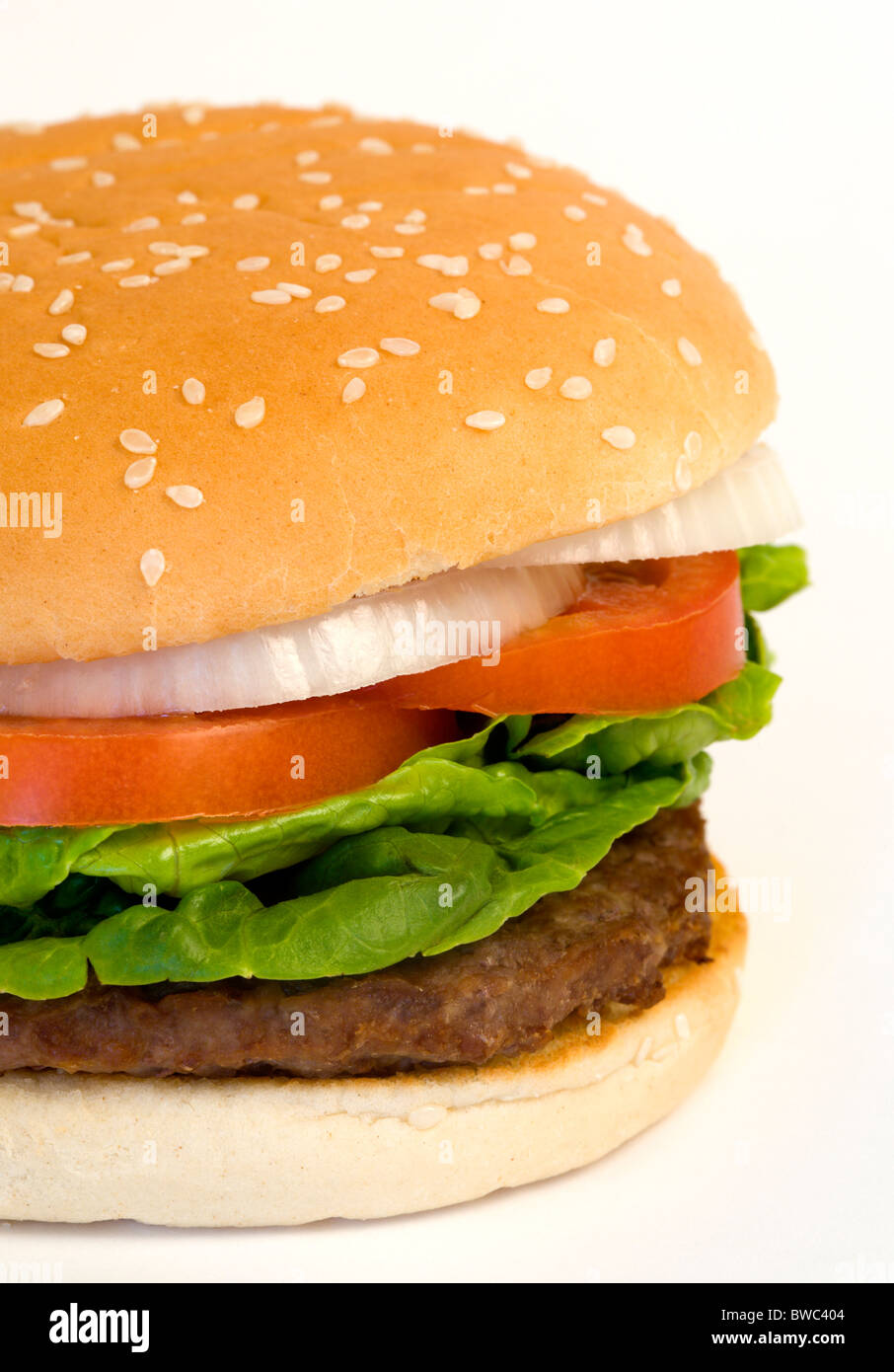 Essen, gekocht, Hamburger, einzelne Viertel Pfund Burger sandwich mit Zwiebel-Tomaten-Salat in ein Brötchen auf einem weißen Hintergrund. Stockfoto