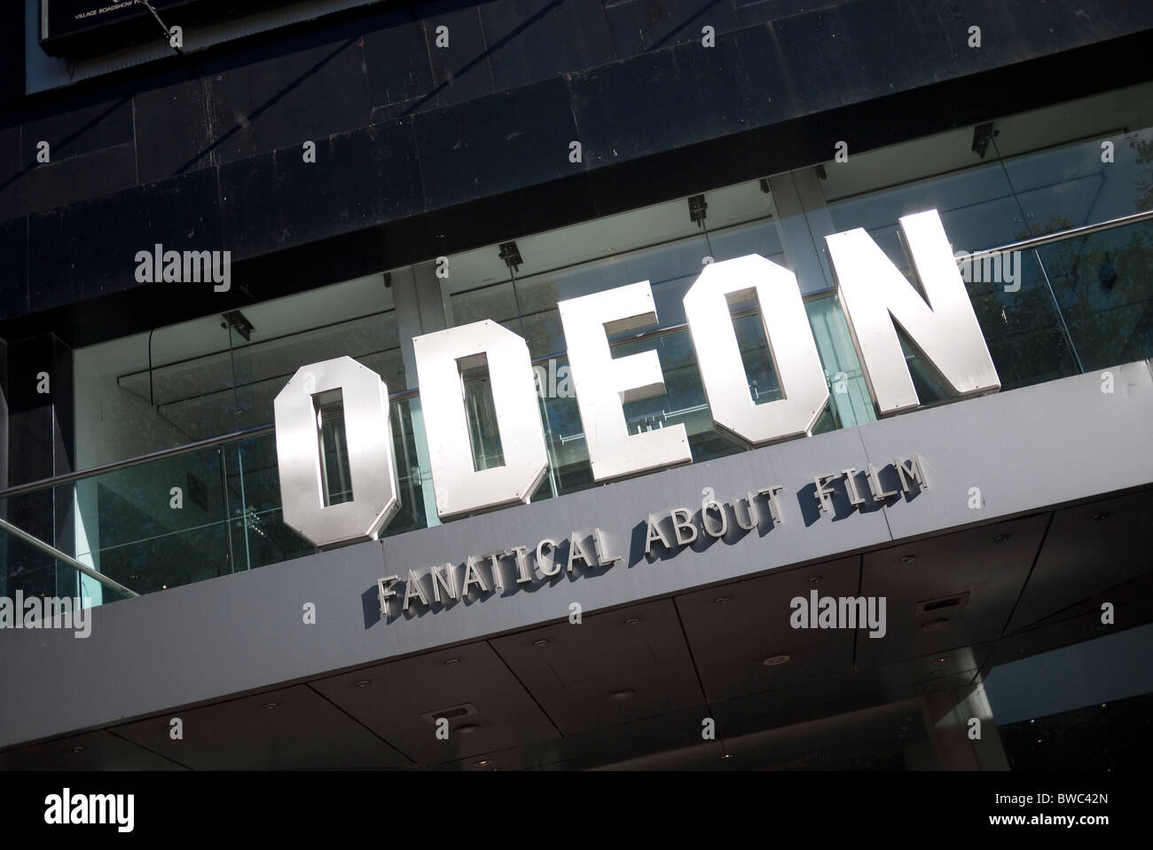 Westend-Kino in Londons berühmteste Ort für Kinos und Premieren, Leicester Square. Das Odeon. Stockfoto