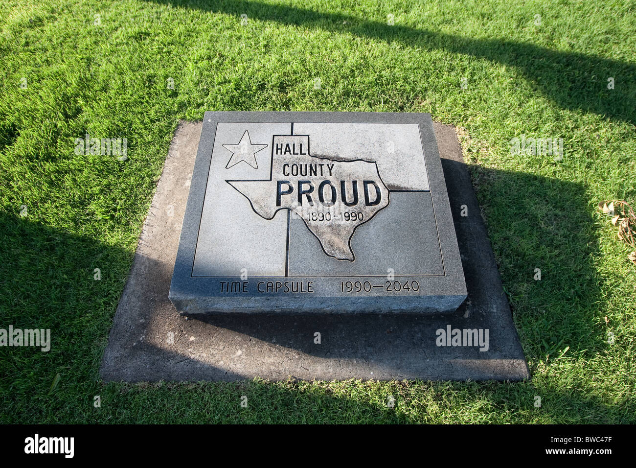 Time Capsule-Marker auf dem Gelände der Hall County Courthouse in Memphis, Texas Stockfoto