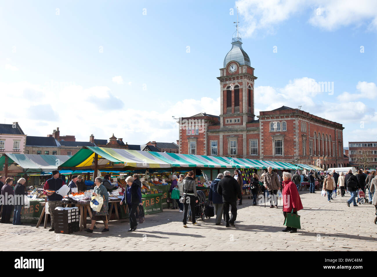 Chesterfields historischen open Air-Markt und Markthalle in Derbyshire Stockfoto