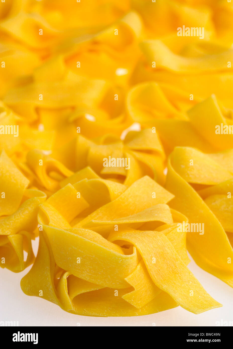 Essen, Uncooked, Pasta, Farbbänder aus Hartweizen Pappardelle vor einem weißen Hintergrund. Stockfoto