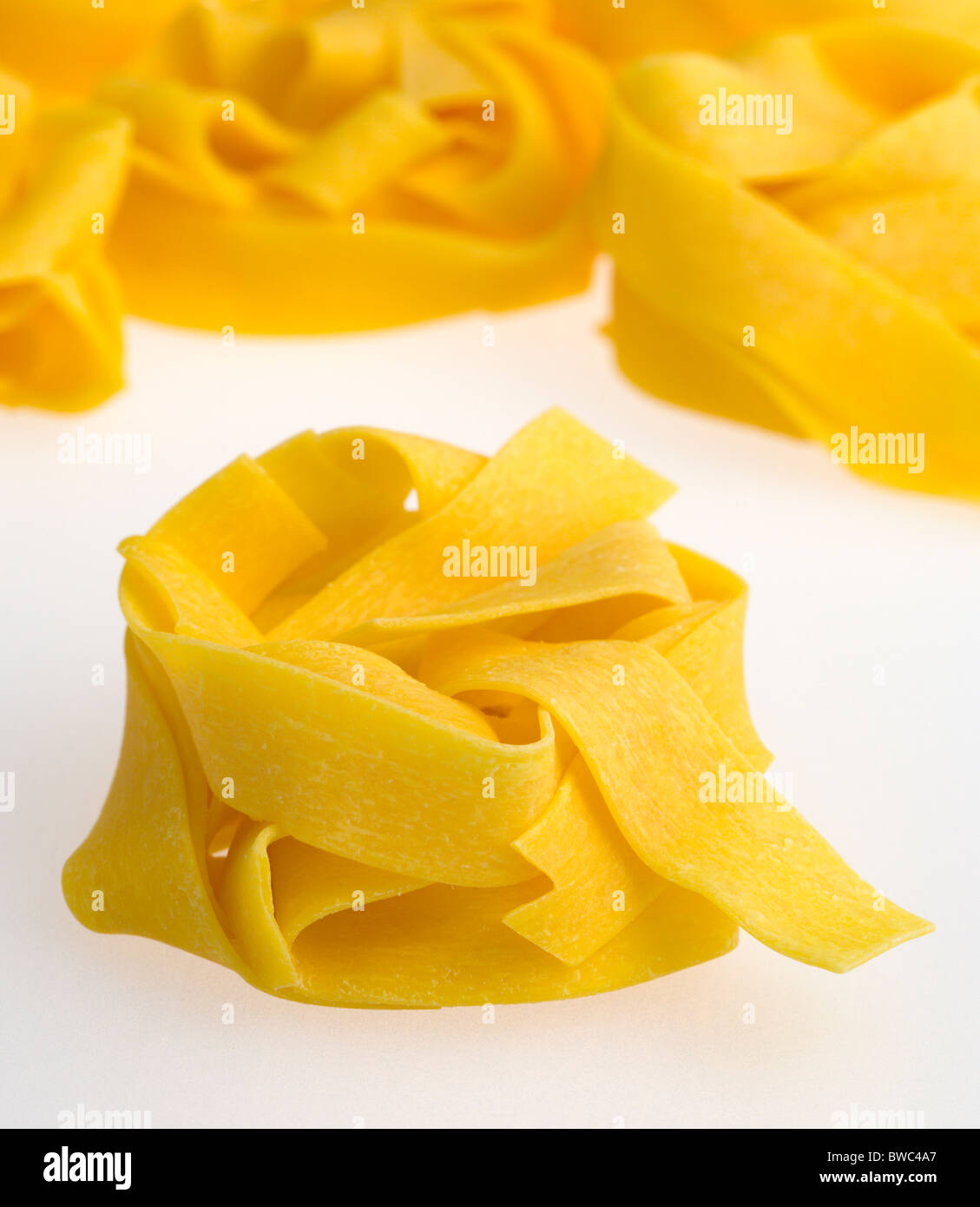 Essen, Uncooked, Pasta, Farbbänder aus Hartweizen Pappardelle vor einem weißen Hintergrund. Stockfoto