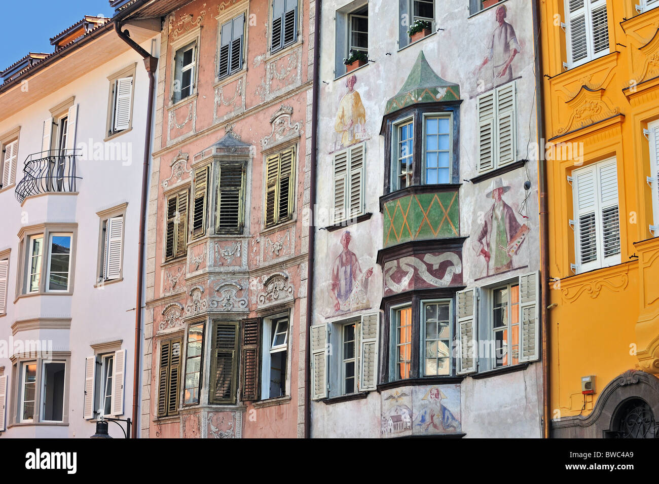 Historische Häuser an der Piazza del Municipio / Town Hall Square mit Stuck im Rokoko-Stil, Bolzano / Bozen, Dolomiten, Italien Stockfoto