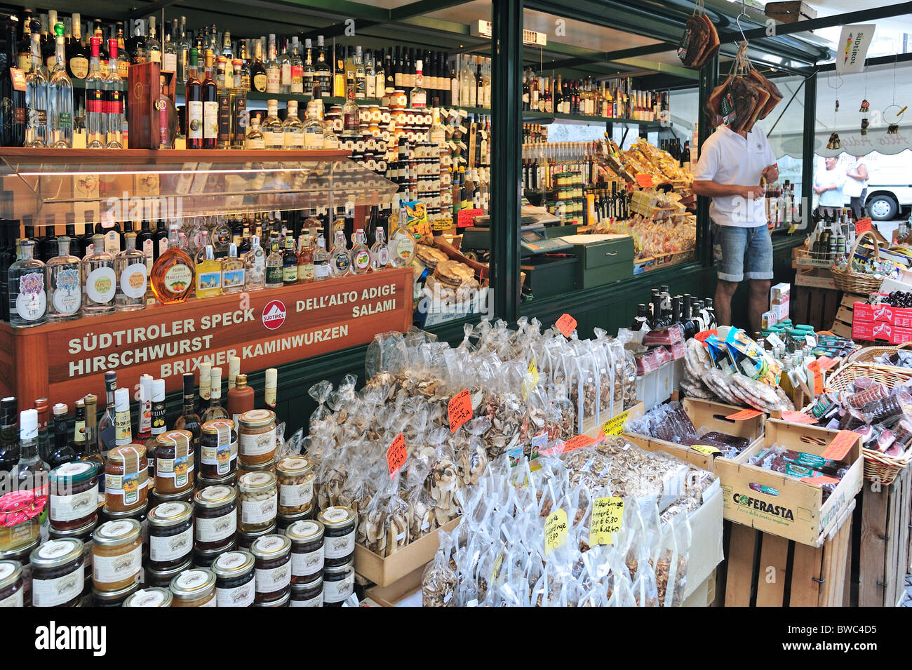 Regionale Spezialitäten auf dem Display in Markt stall bei Brixen / Brixen, Dolomiten, Italien Stockfoto