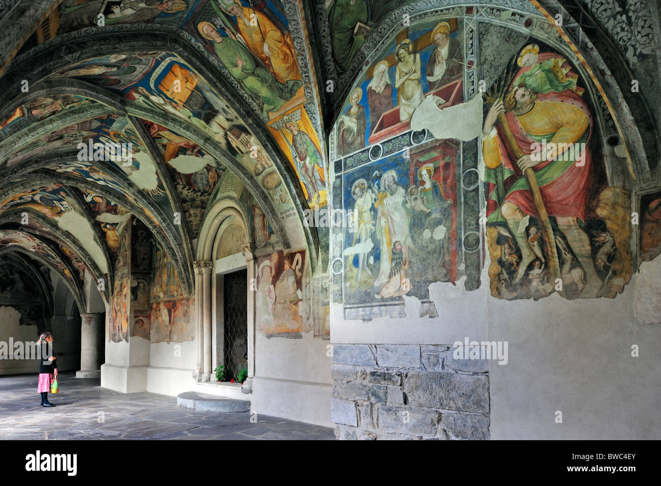 Kathedrale Kreuzgang, Arkaden und Gewölbe mit Fresken in Brixen / Brixen, Dolomiten, Italien Stockfoto
