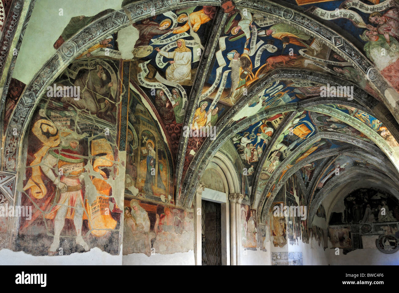 Kathedrale Kreuzgang, Arkaden und Gewölbe mit Fresken in Brixen / Brixen, Dolomiten, Italien Stockfoto