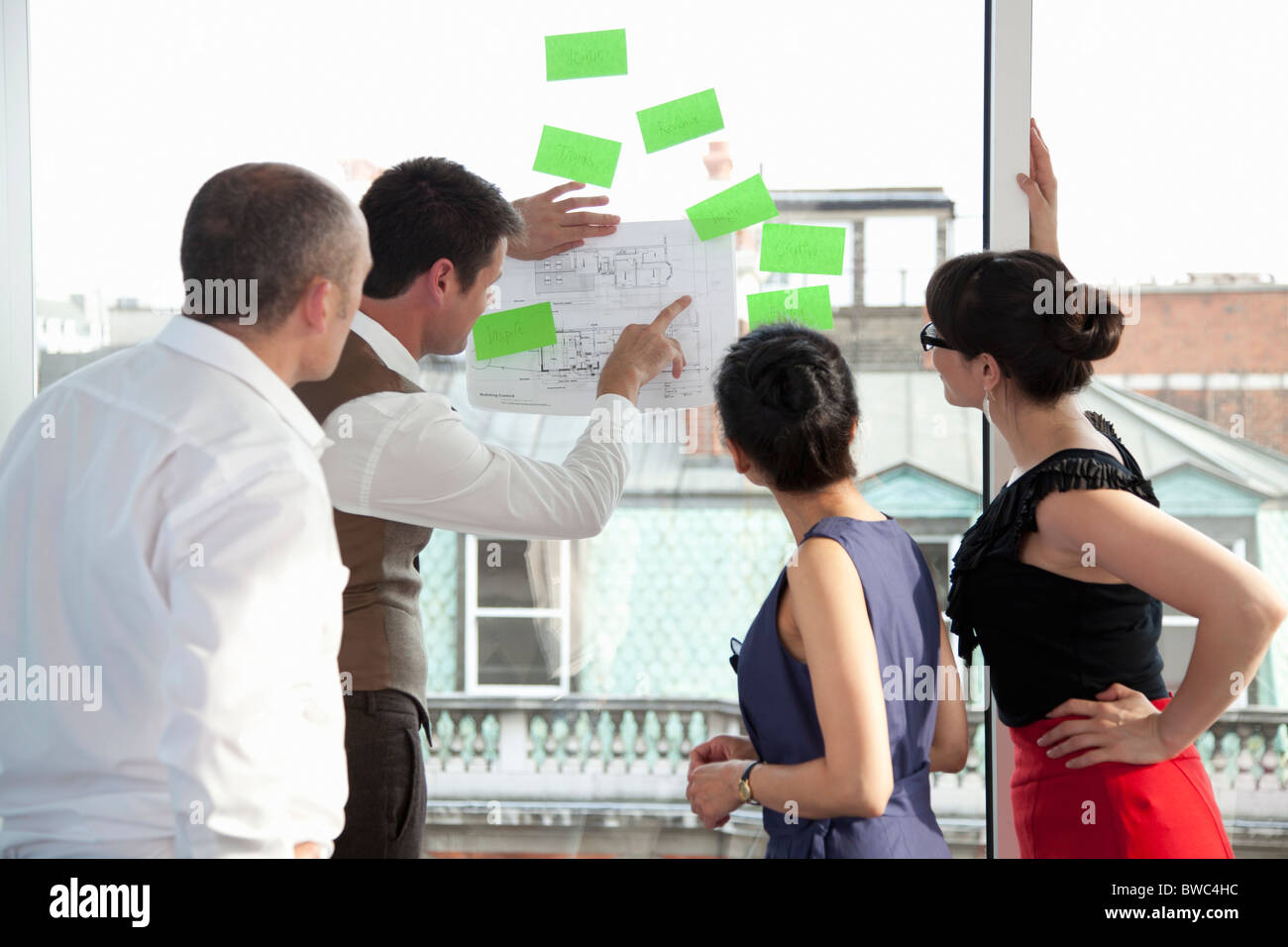 Arbeitskollegen, die Pläne zu betrachten Stockfoto