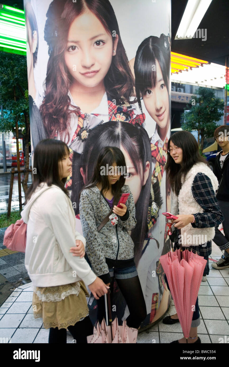 Junge Mädchen am Cosplay, Anime, Manga und Role-Playing Game Shop in Akihabara, Tokyo, Japan. Stockfoto