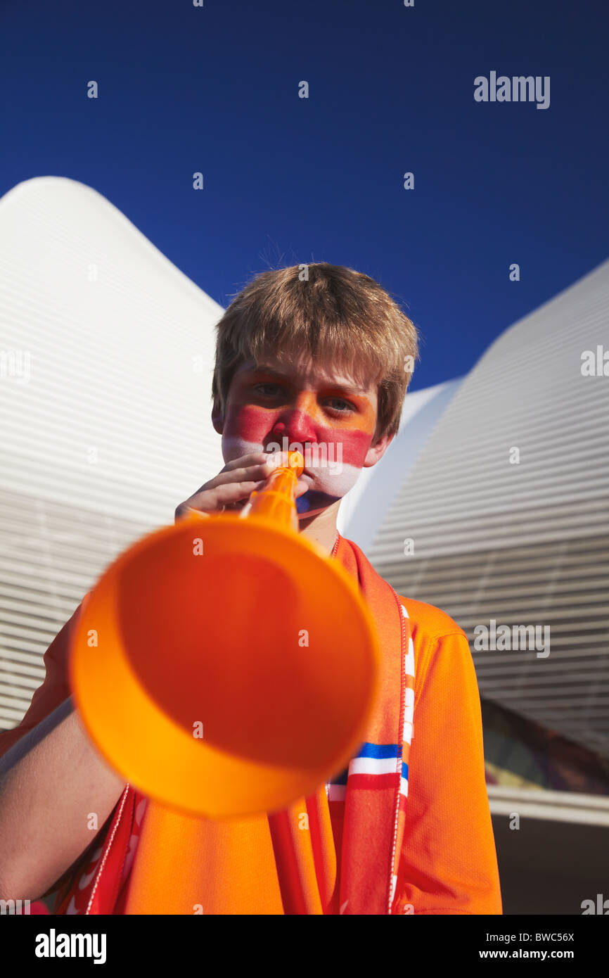 Niederländische Fußball-Lüfter bläst Vuvuzela am World Cup Match, Port Elizabeth, Eastern Cape, Südafrika Stockfoto