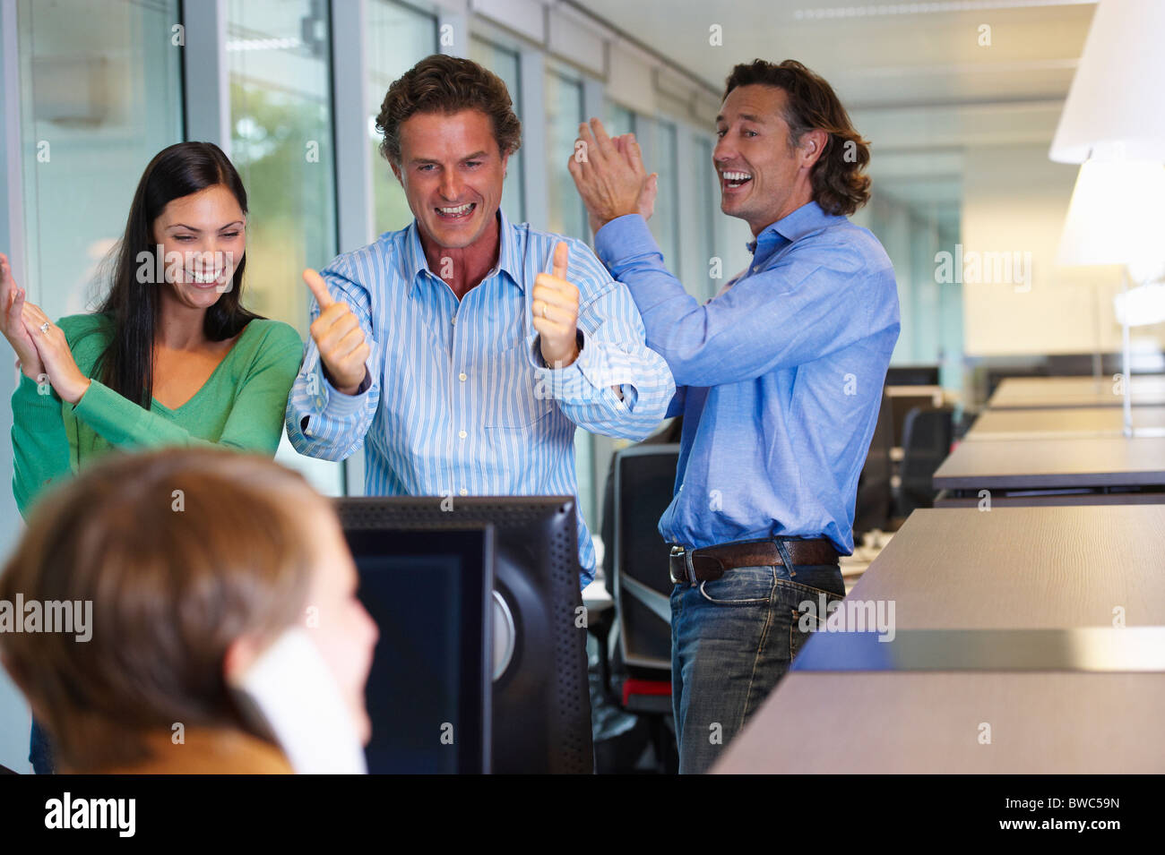 Business-Team schließen einen Vertrag, glücklich Stockfoto