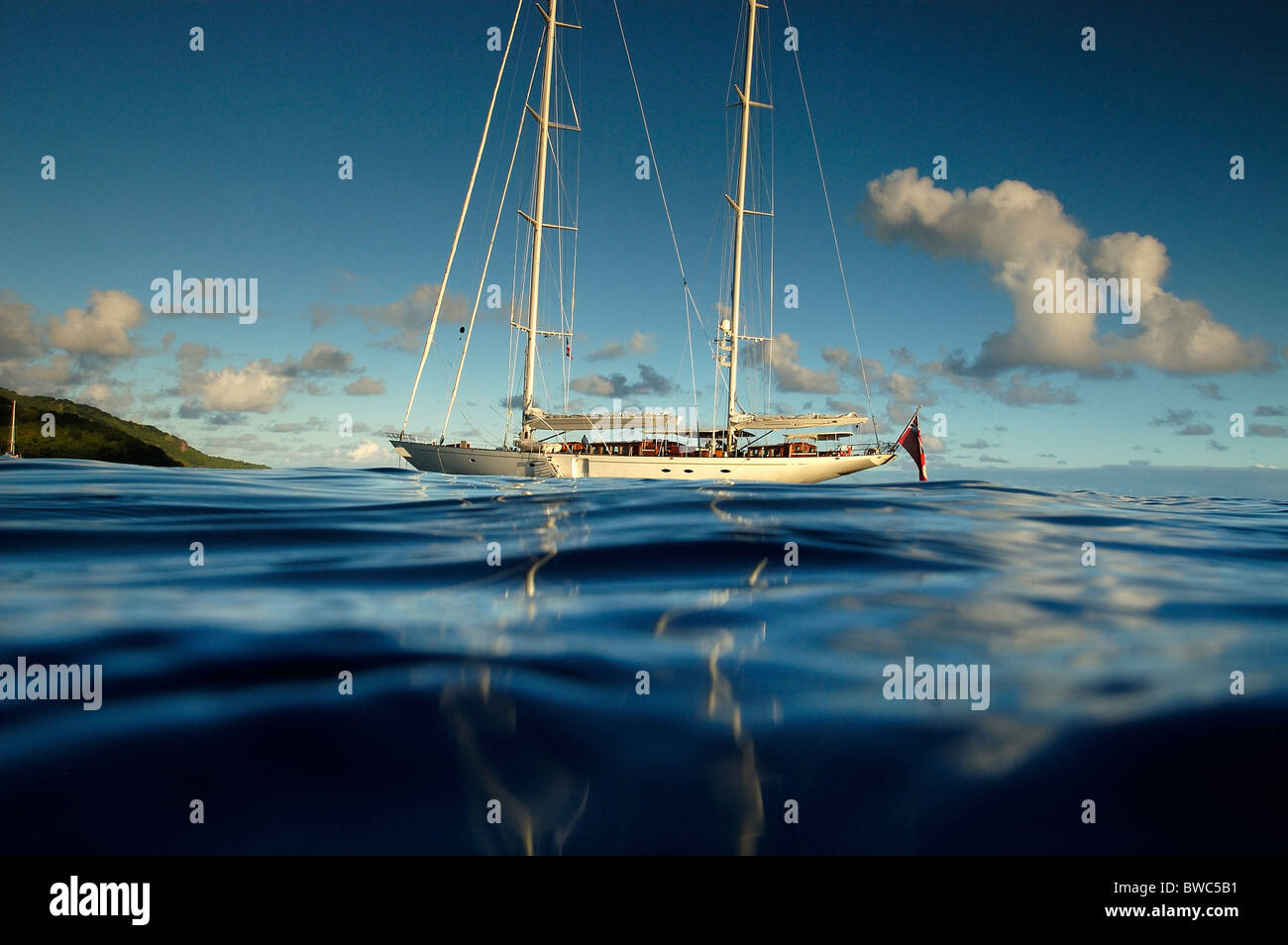 SY "Adele", 180 Fuß Hoek Design, vor der Küste in Französisch-Polynesien, 2006 verankert.  Nicht redaktionelle Verwendungen müssen individuell geklärt werden Stockfoto