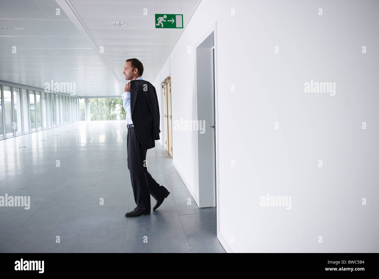 Geschäftsmann zu Fuß in ein leeres Büro Stockfoto